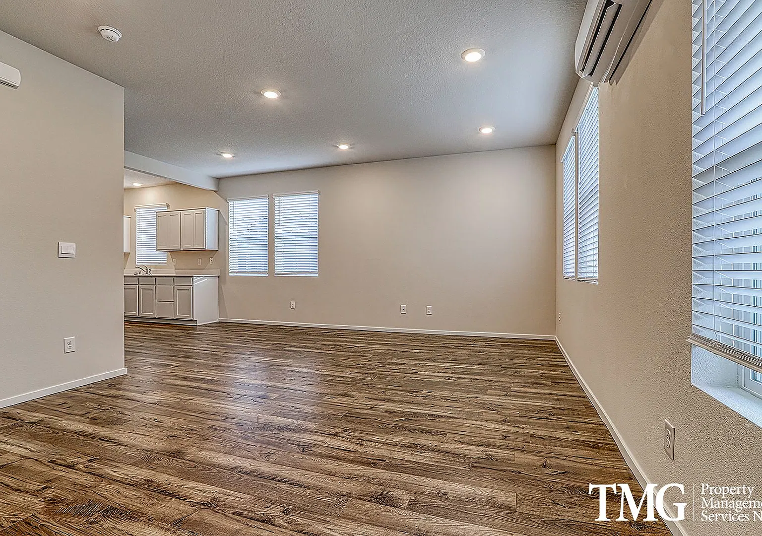 3 Bedroom 2.5 Bathroom Home with Beautiful Finishes!! — Photo 3