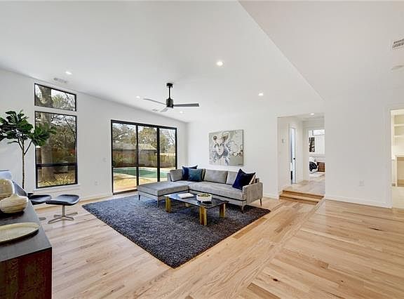 5th image of 2200 Farnswood Cir
