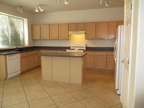 3rd image of 1083 W Wildhorse Dr