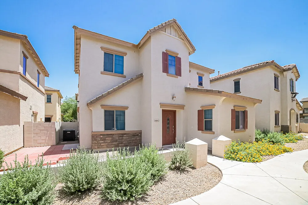 3 bed, 2.5 bath, 1374 sqft, $2,070 — Photo 1