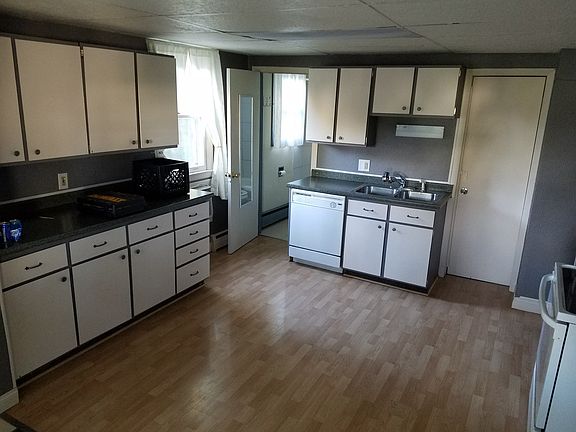 3rd image of 229 Oxford Ave