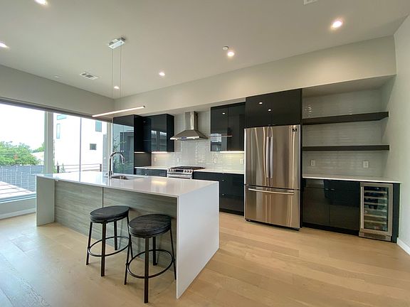 3rd image of 5605 Sunshine Dr #10