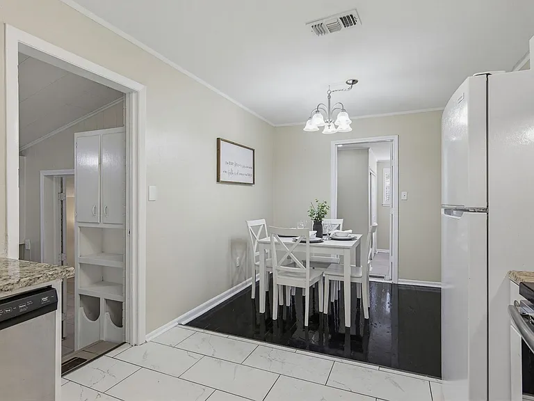 1095 Texas Pkwy — Photo 20