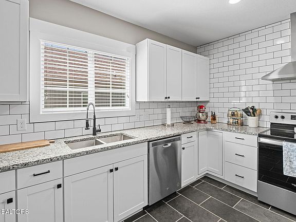 5th image of 935 E Churchwell Ave