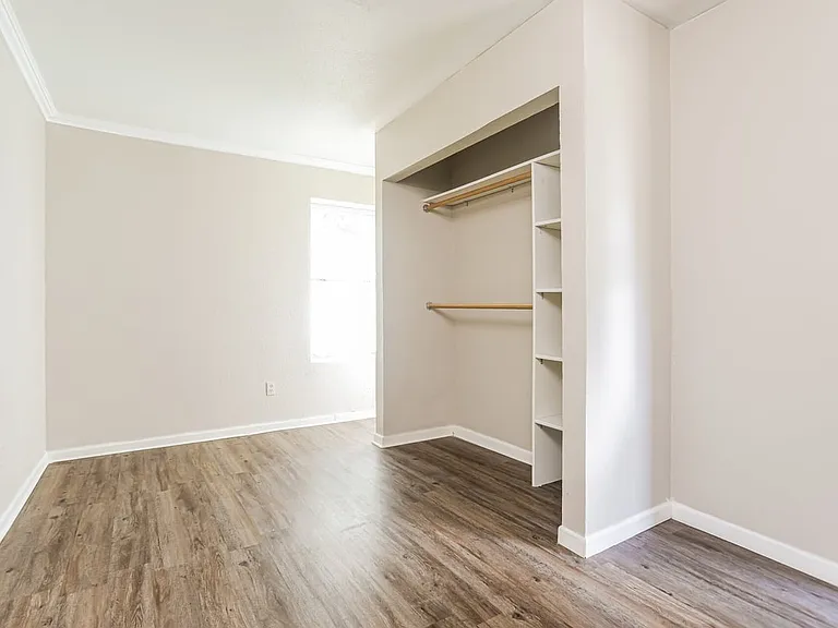 937 Brown Ave — Photo 2