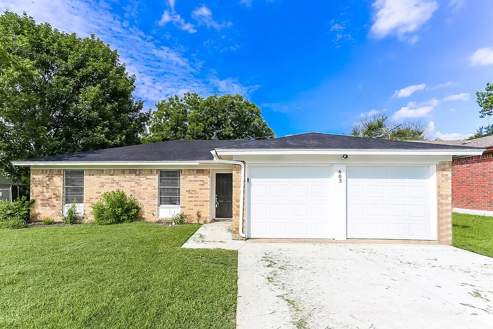 3 bed, 2.0 bath, 1300 sqft, $2,030 — Photo 1