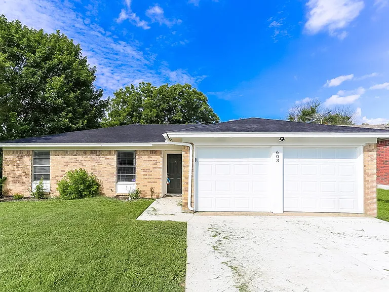 603 S Waxahachie St — Photo 1