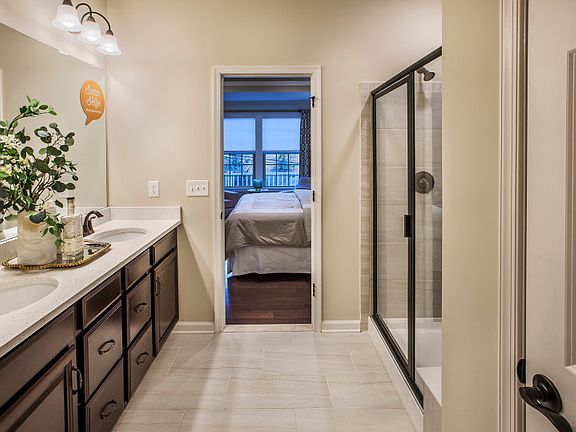 Luxury owner s bathroom