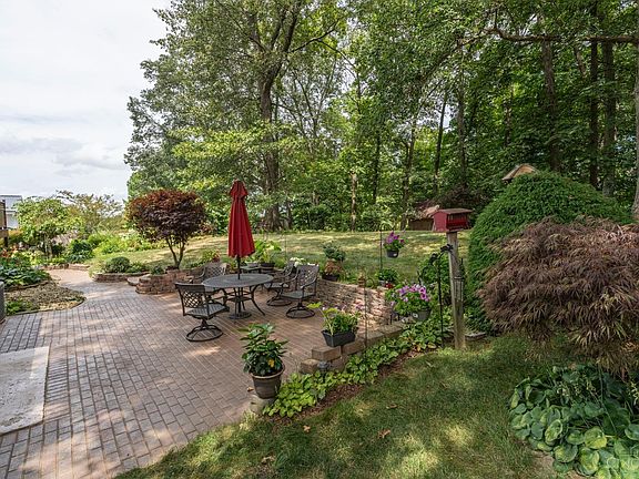 3rd image of 152 Greystone Dr