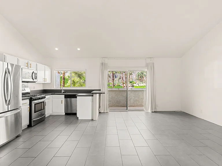 1472 S Camino Real — Photo 4