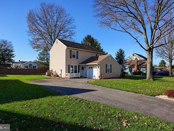 2nd image of 2164 Pemberton Pl