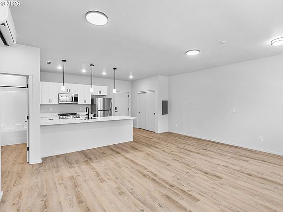 2nd image of 4202 NE Morrow Rd #201