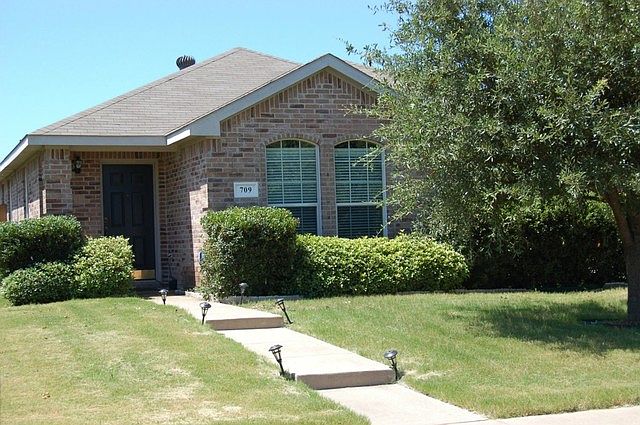 1st image of 709 Fleming Dr