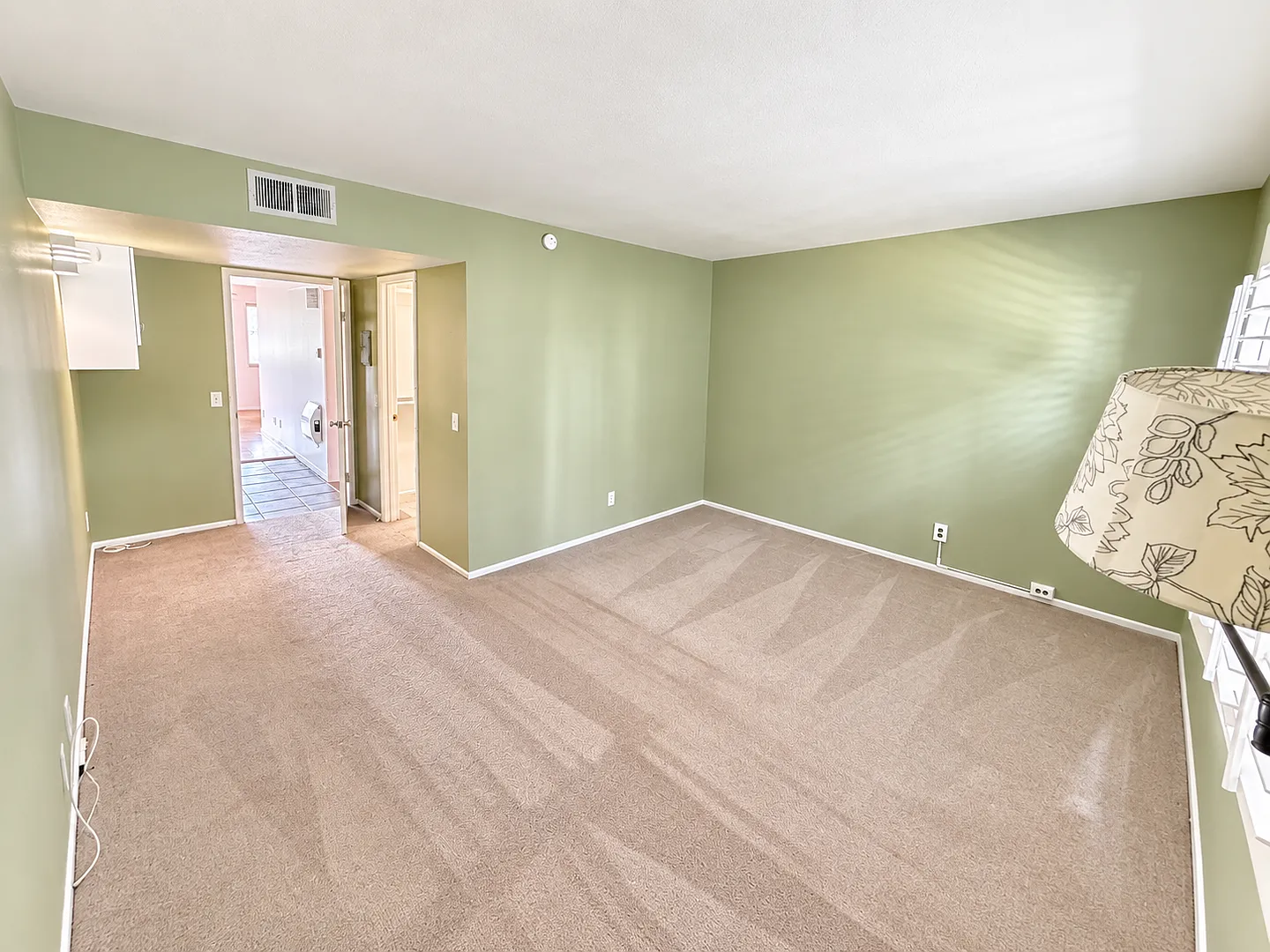 Cozy 1 Bedroom 1 Bath Move In Ready! — Photo 2