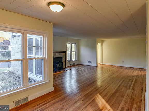 4th image of 1101 Woodland Way