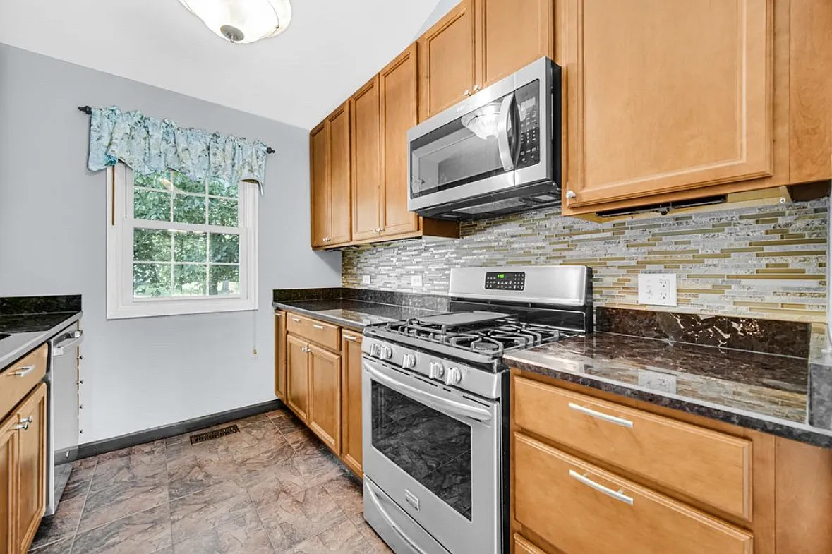 3 bed, 1080 sqft, $3,000 — Photo 3