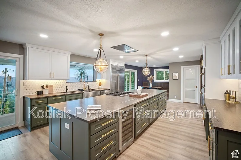 5 bed, 3.0 bath, 4200 sqft, $7,100 — Photo 4