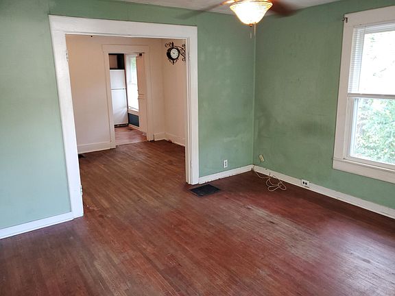 3rd image of 811 N William St