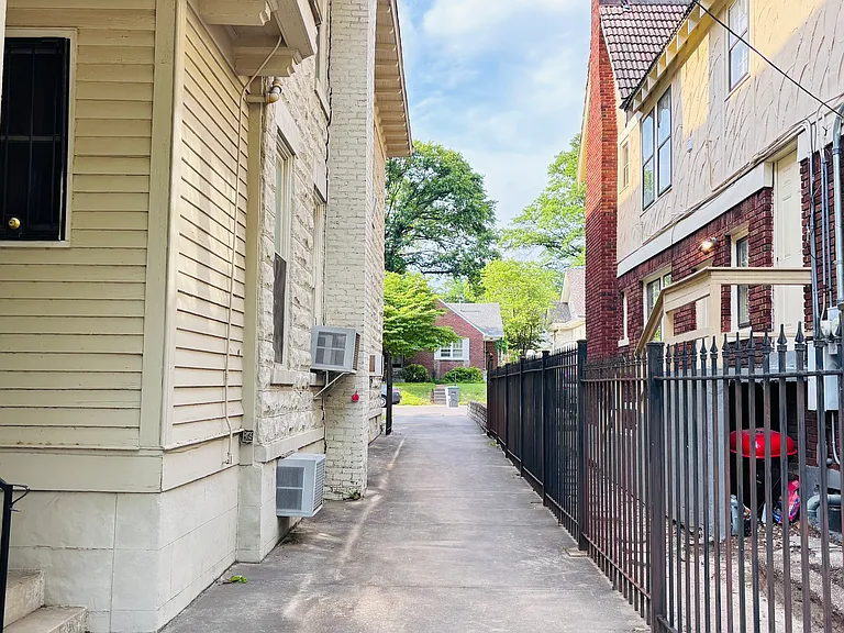1329 Harbert Ave #9 — Photo 34