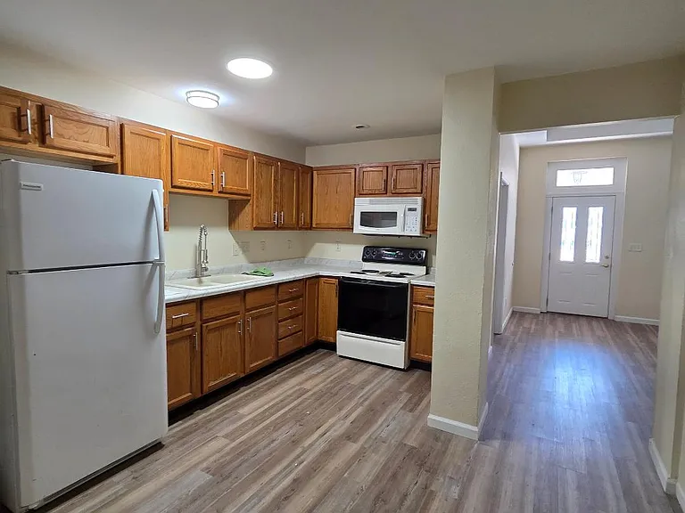 207 W B St — Photo 11