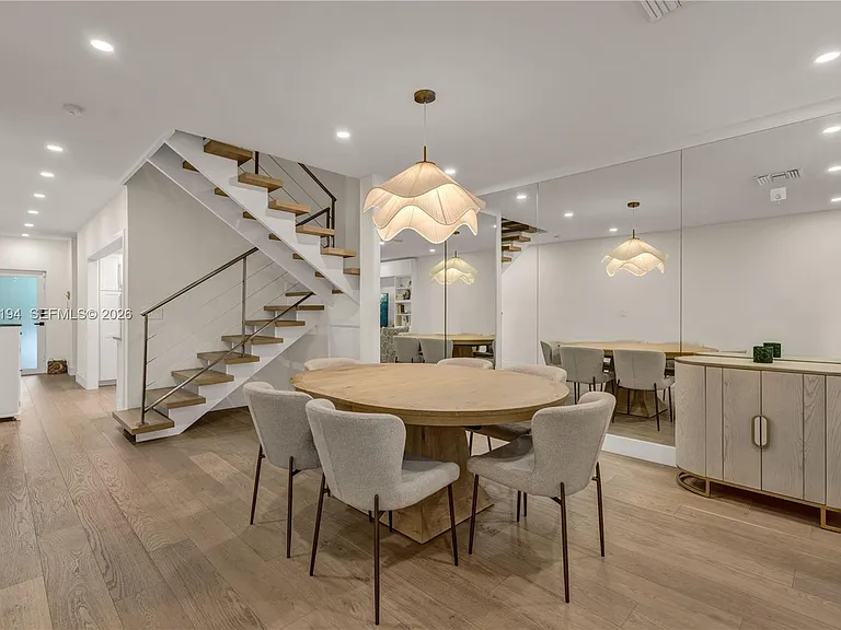 6011 N Bayshore Dr #10 — Photo 2