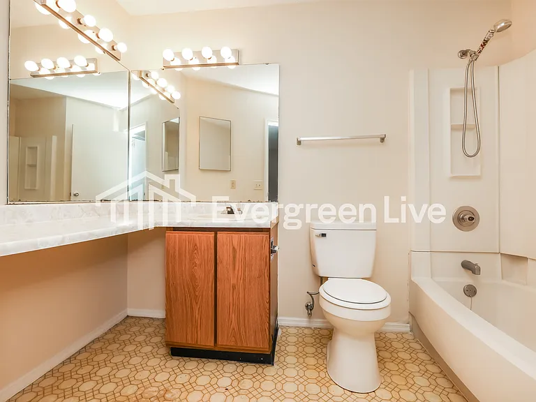 2465 Cross Village Dr — Photo 9