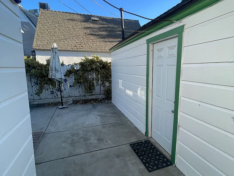 2335 N Maroa Ave — Photo 9
