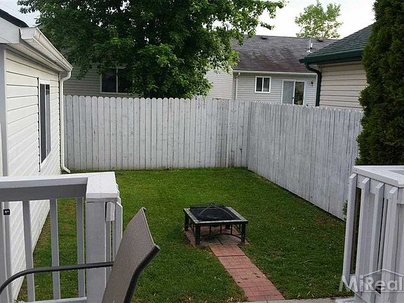 3rd image of 369 S Parkway Dr