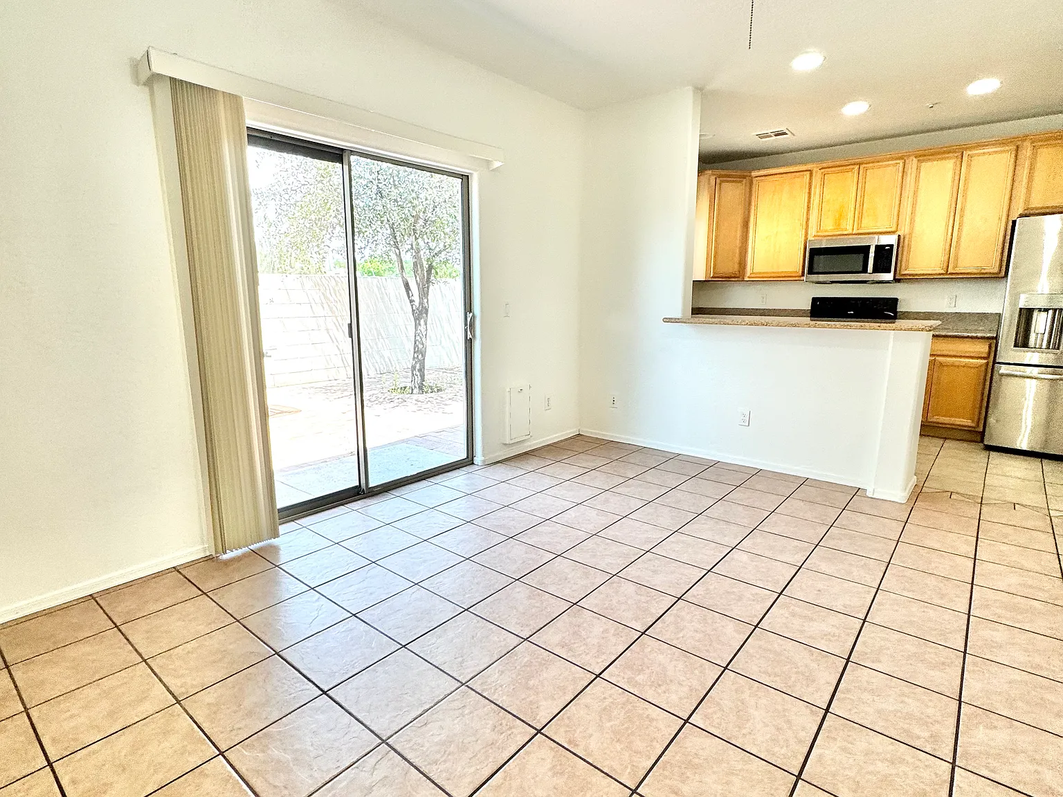 3 bed, 2.5 bath, 1275 sqft, $1,800 — Photo 2
