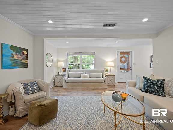 5th image of 373 Pecan Ave