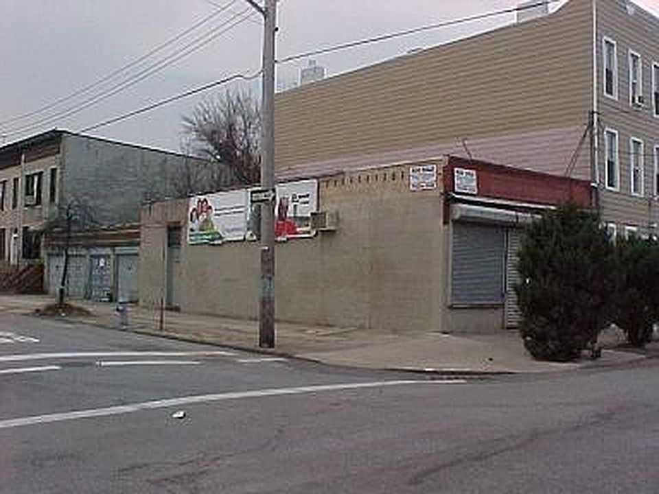 2nd image of 185 Richards St #1