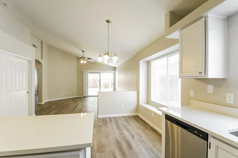 4 bed, 2.0 bath, 1810 sqft, $2,470 — Photo 4