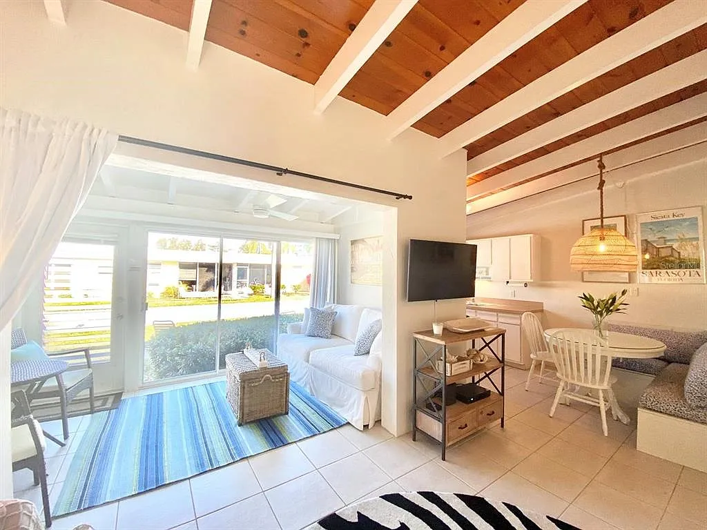 1 bed, 1.0 bath, 708 sqft, $5,370 — Photo 3
