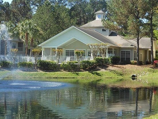 The Legends on The Green is a perfect mid island location close to beaches, shopping and restaurants. Amenities center comes with two pools and fitness center.
