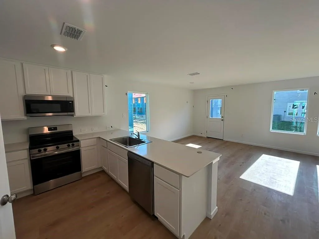 3 bed, 2.0 bath, 1460 sqft, $2,100 — Photo 2
