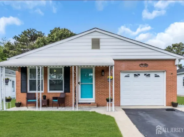 9 Calalou Ct, Toms River, NJ 08757