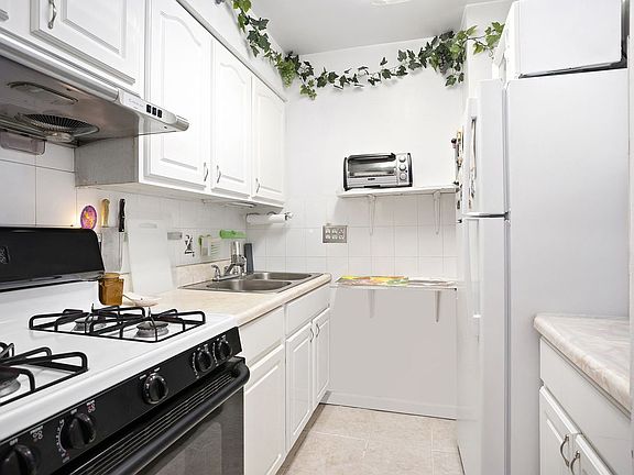 3rd image of 301 E 45th St APT 17A