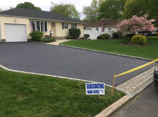 142 Hilary St, Oakdale, NY 11769