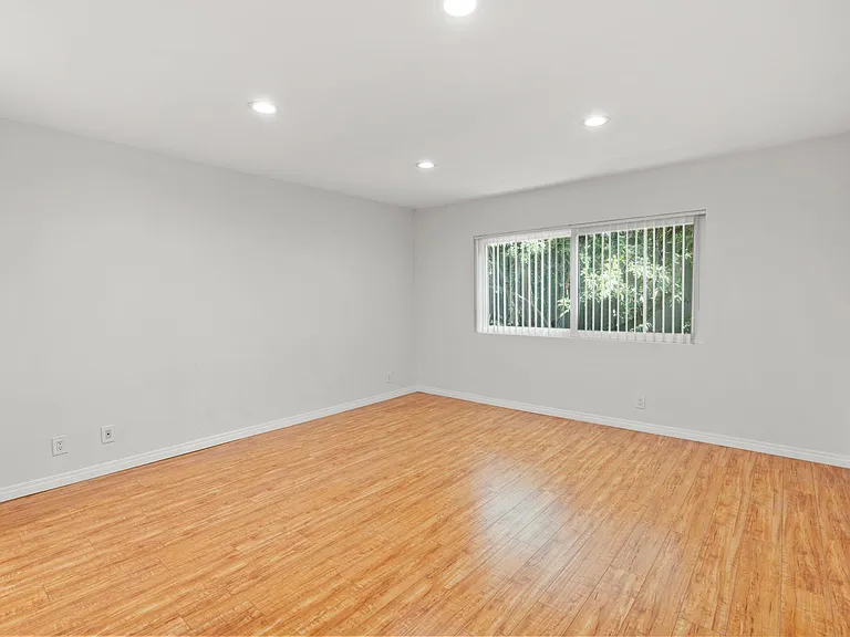 4915 Tyrone Ave #215 — Photo 22