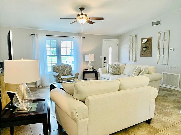 3rd image of 819 Jacaranda Dr