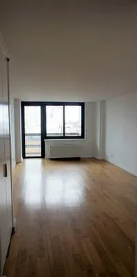 Sold by Manhattan Connection | media 21