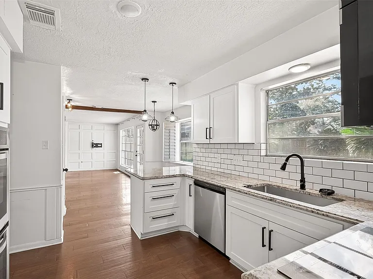 20211 Salzburg Ln — Photo 15
