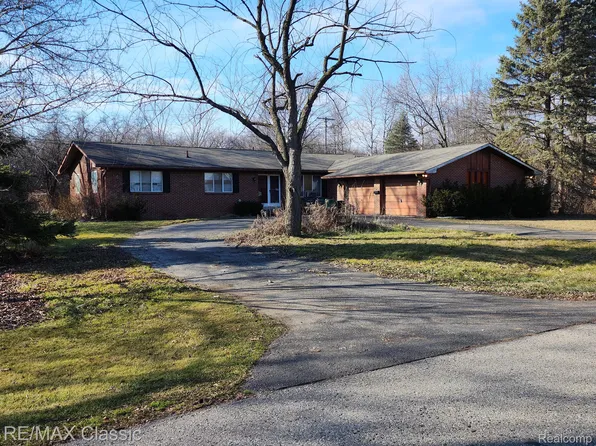 5295 Daniels Dr, Troy, MI 48098