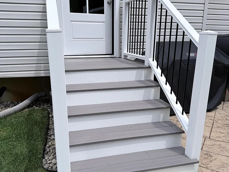 18 Howland Ave — Photo 3