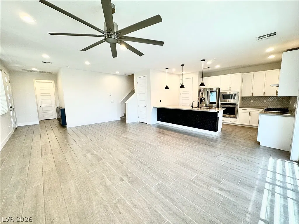 4 bed, 2.5 bath, 2298 sqft, $3,800 — Photo 4