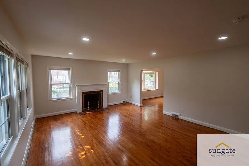 3 bed, 1.5 bath, 1760 sqft, $2,350 — Photo 3