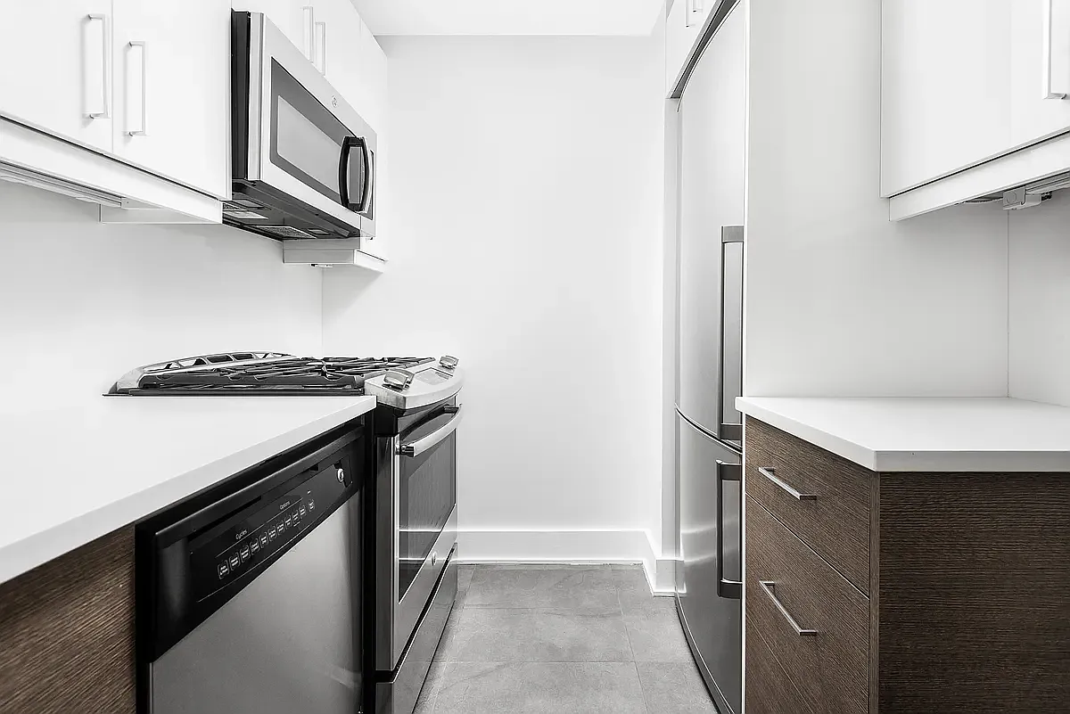 Shorecrest Towers — Photo 3