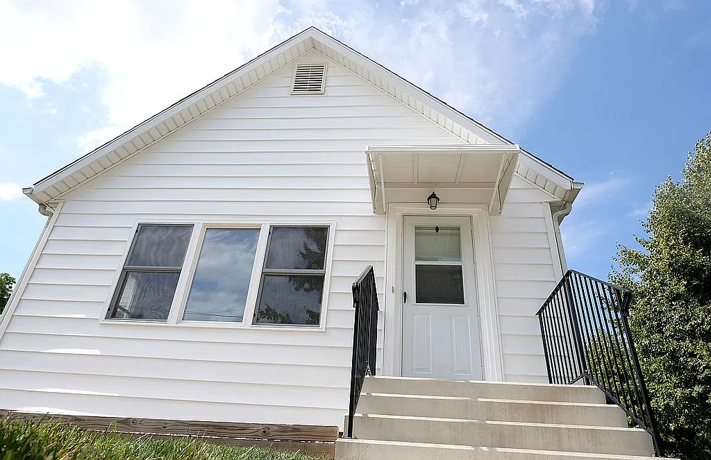 325 Clinton St photo 1
