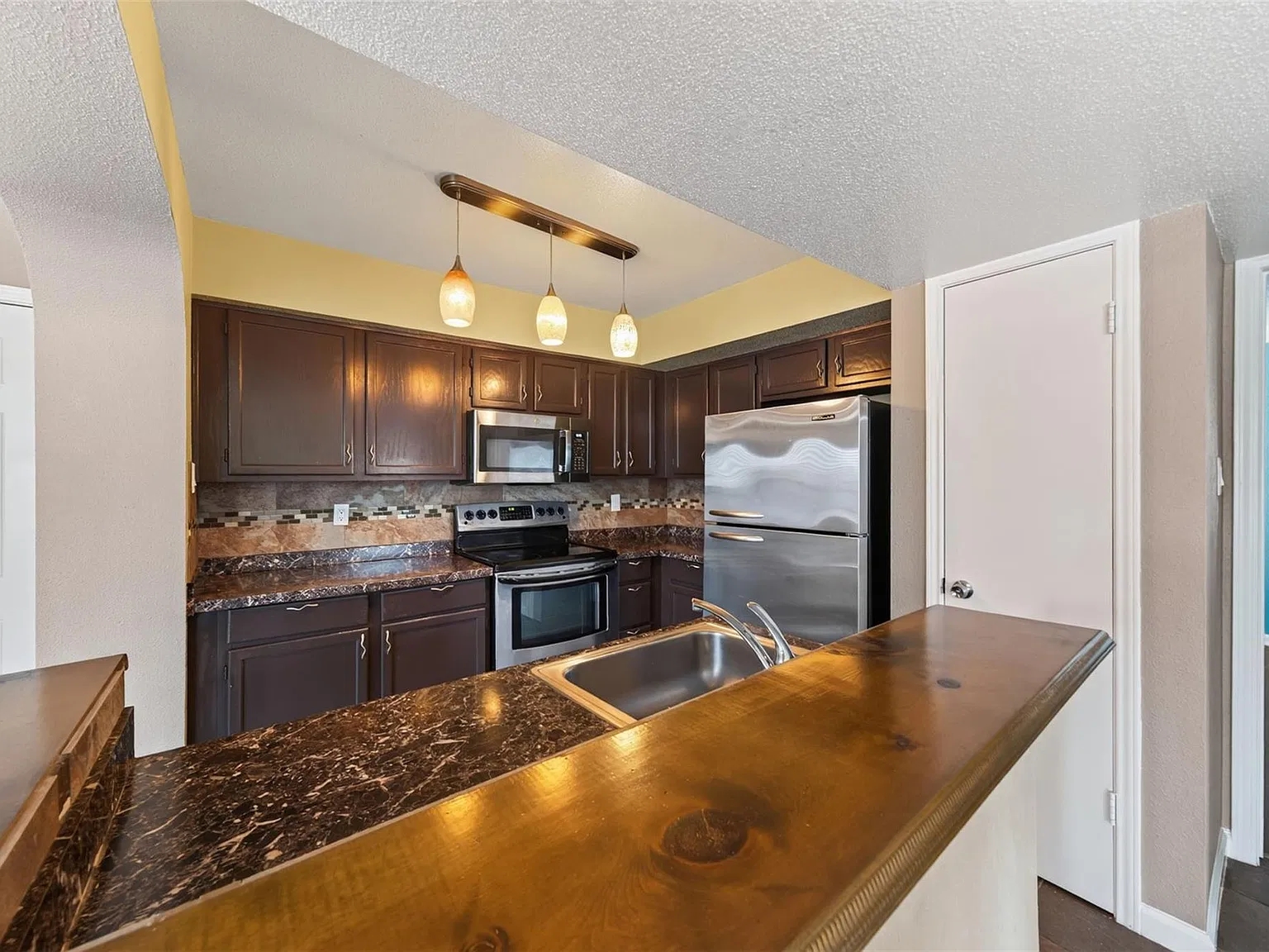 2 bed, 2.0 bath, 982 sqft, $1,300 — Photo 3