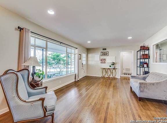 4th image of 514 Woodcrest Dr